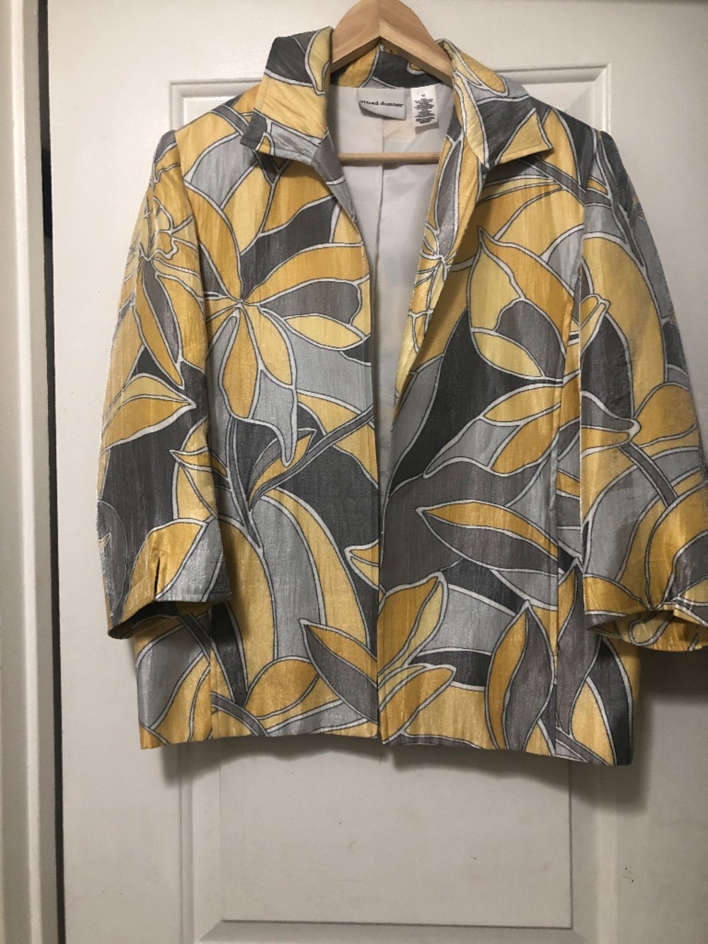 Alfred Dunner open-front blazer in a yellow, gray, and silver floral printSize10 - Picture 2 of 4